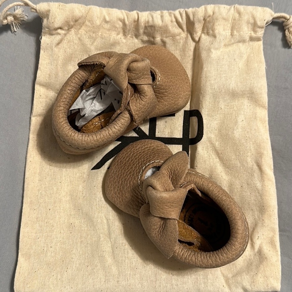 Freshly Picked Weathered Brown Bow Moccasins - size 1